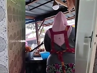 Ginormous Indonesian COUGAR in hijab takes on a good-sized beefstick like a pro