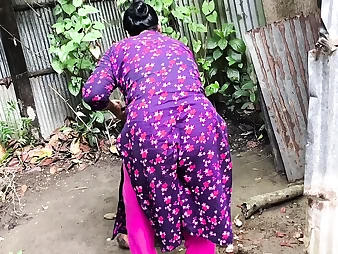 Warm Desi Bhabi cheats on her spouse with her brother-in-law-in-law's acquaintance in a naughty outdoor romp