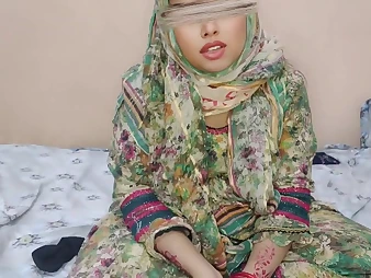 Molten Desi Hijabi Stepsister-Bhabi Ko Pail Diya gets a pearly nonplus from will not hear of hijab-wearing stepmom
