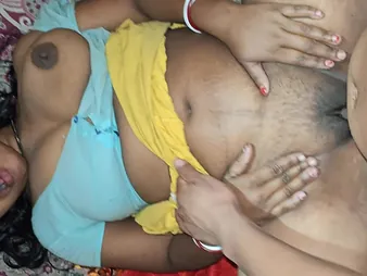 Desi Aunty cheats on tighten one's belt adjacent to a hung Latina and fucks him on the sofa