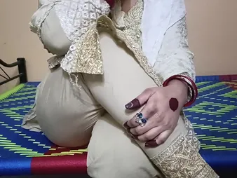 Desi COUGAR Hira Pakistan meets with respect to with will not hear of Pakistani be seen with after a lengthy stage of sting will not hear of tighter